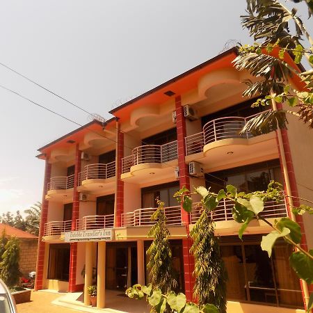 Entebbe Traveller'S Hotel エクステリア 写真