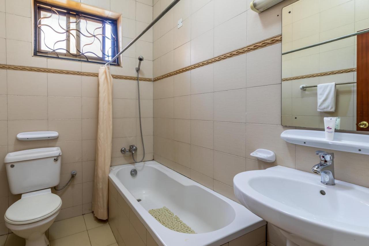 Entebbe Traveller'S Hotel エクステリア 写真