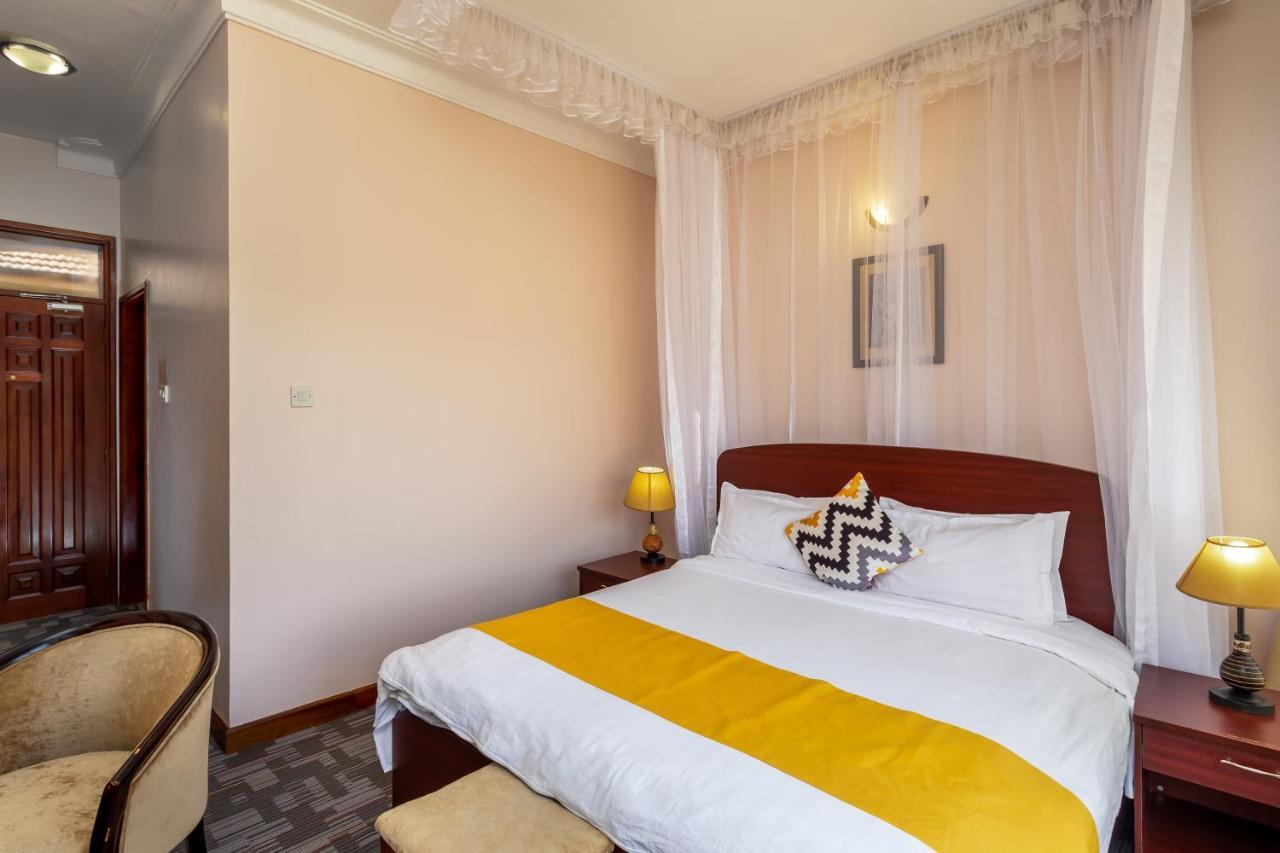 Entebbe Traveller'S Hotel エクステリア 写真