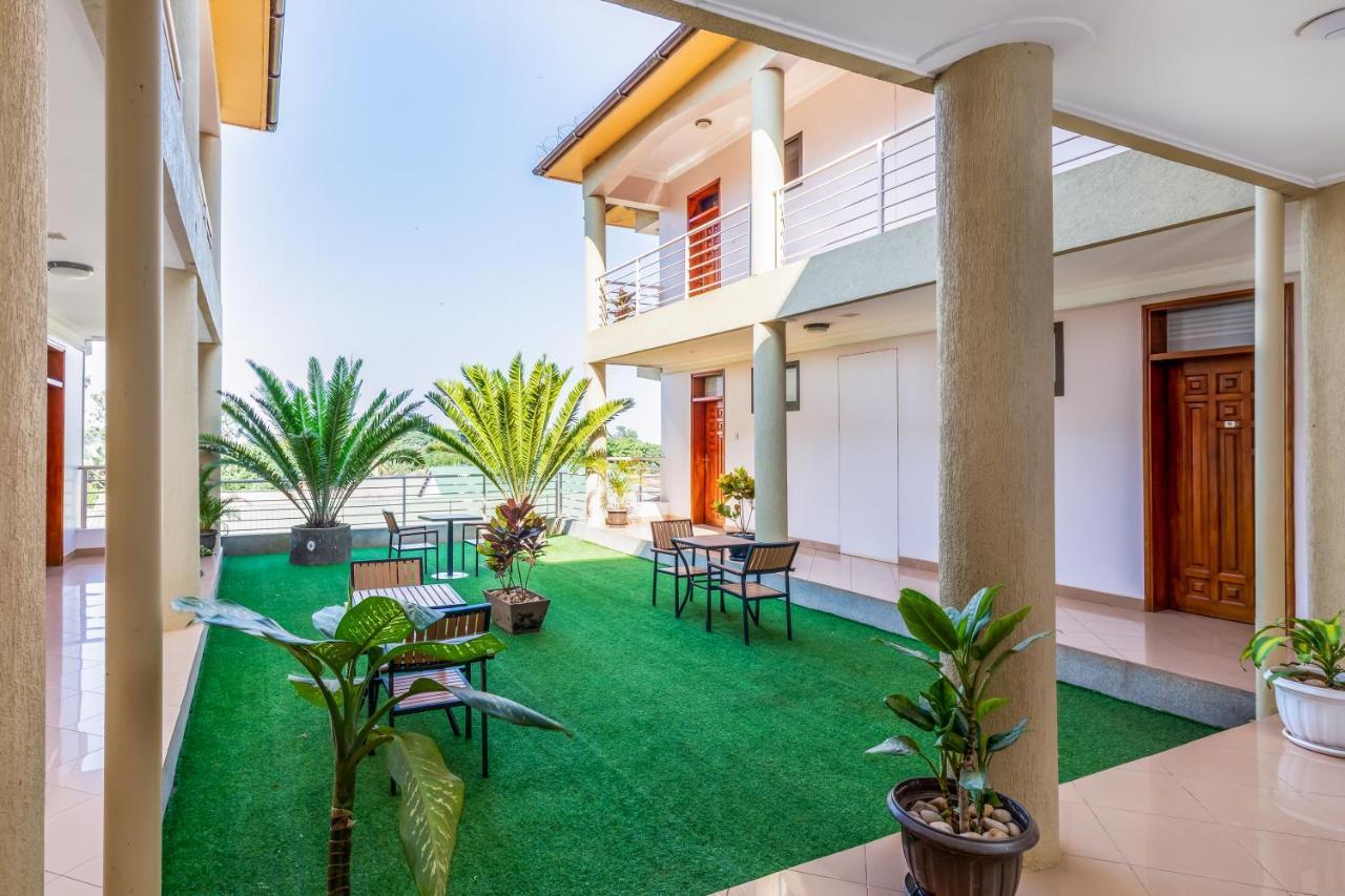 Entebbe Traveller'S Hotel エクステリア 写真