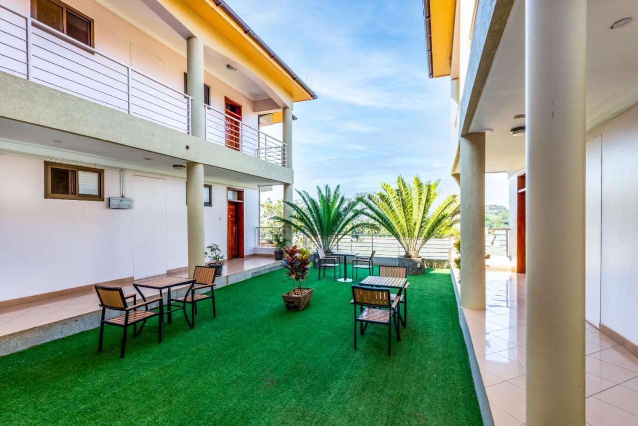 Entebbe Traveller'S Hotel エクステリア 写真