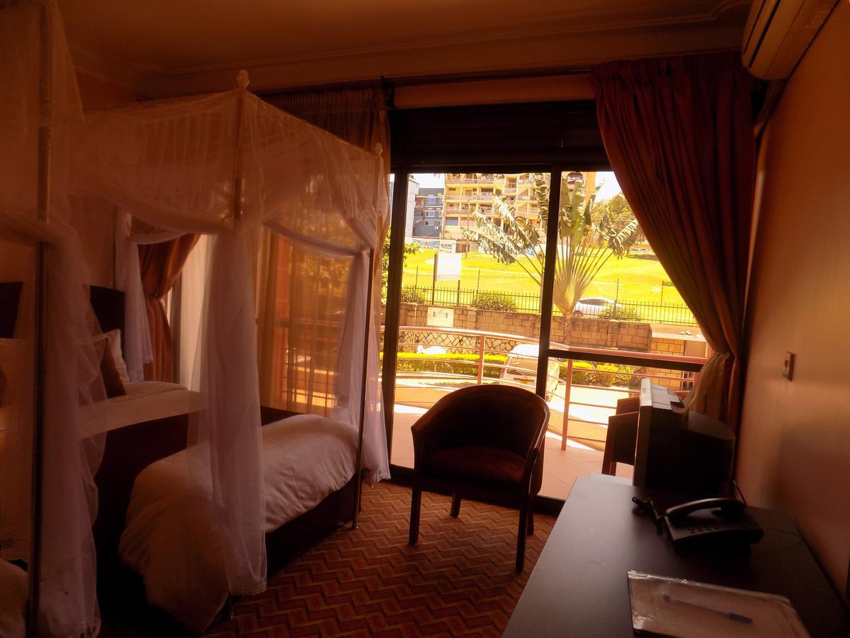 Entebbe Traveller'S Hotel エクステリア 写真