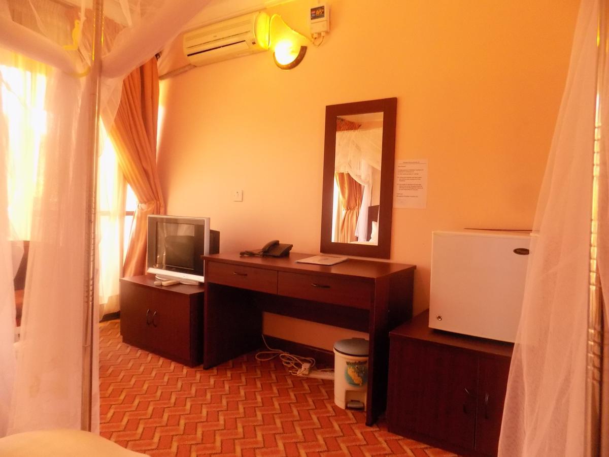 Entebbe Traveller'S Hotel エクステリア 写真