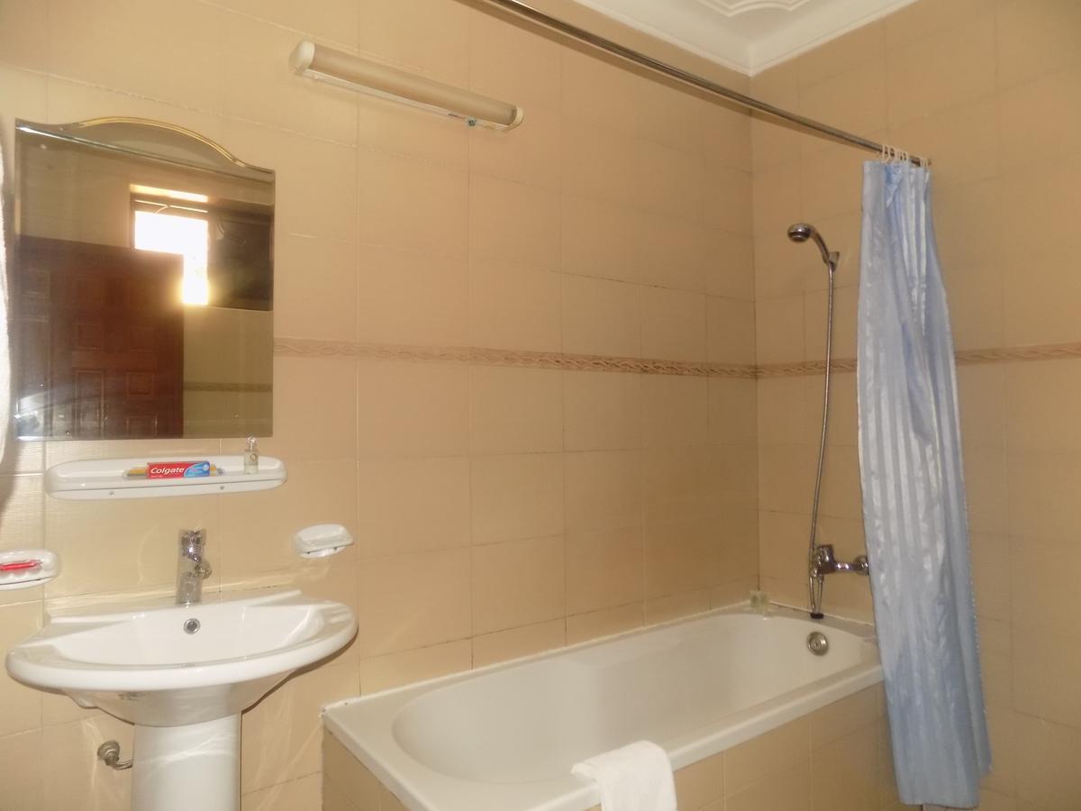 Entebbe Traveller'S Hotel エクステリア 写真