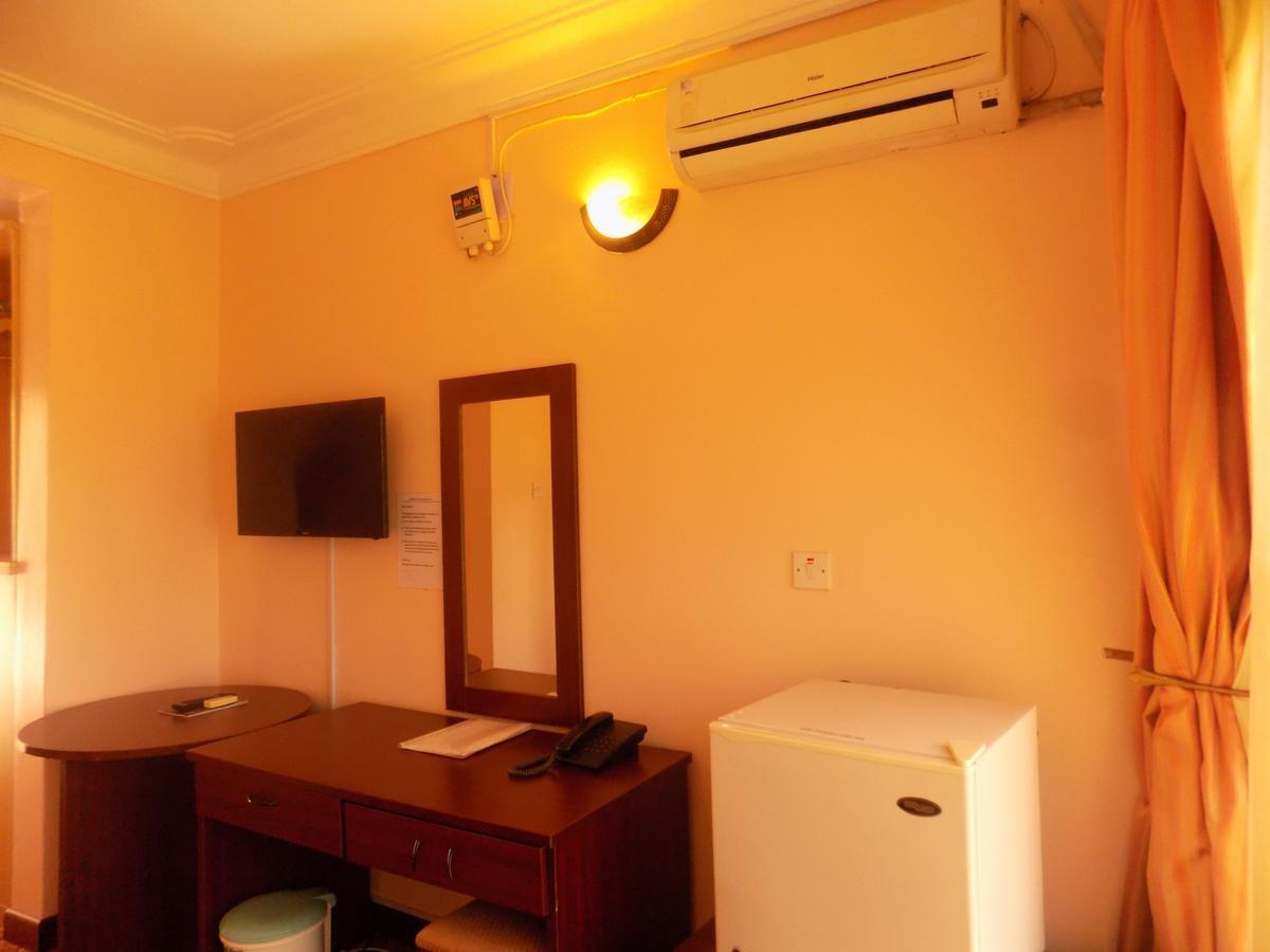 Entebbe Traveller'S Hotel エクステリア 写真