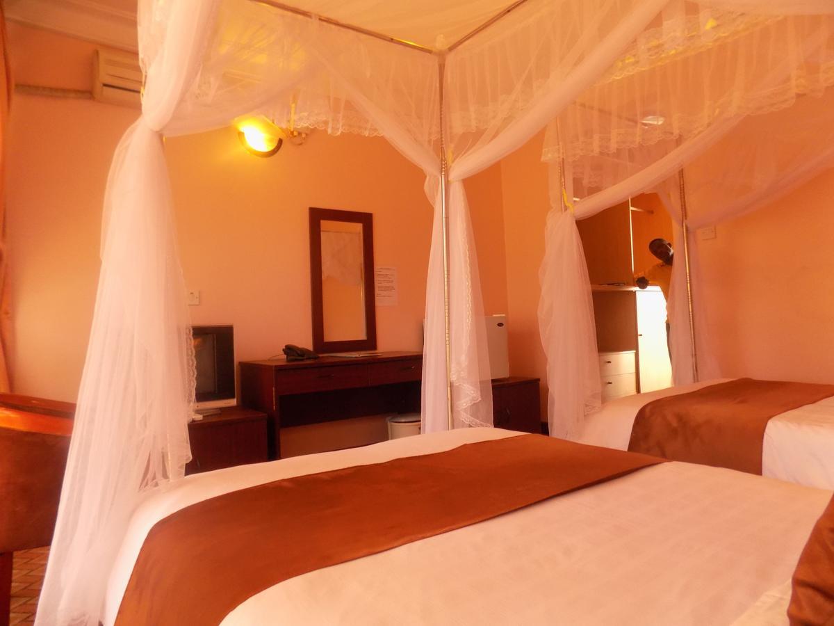 Entebbe Traveller'S Hotel エクステリア 写真