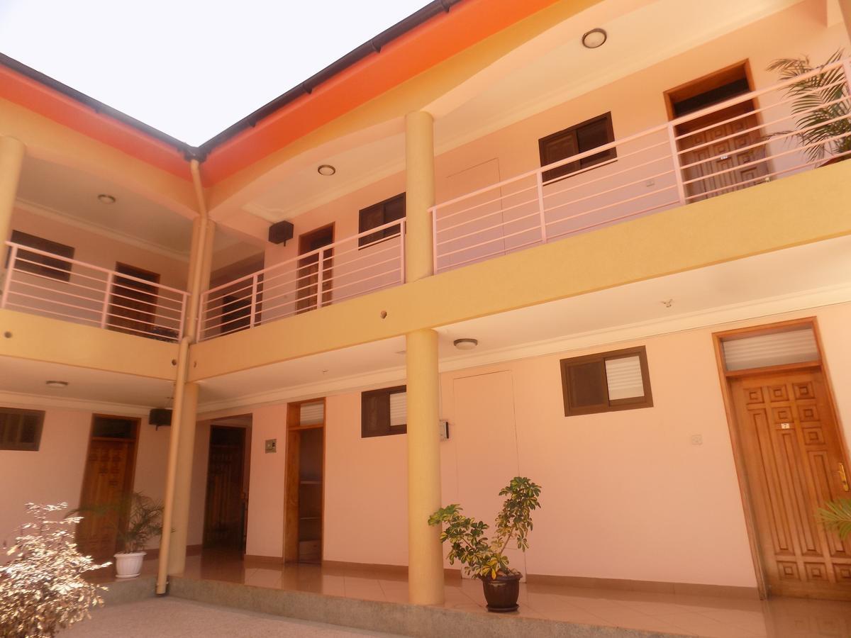 Entebbe Traveller'S Hotel エクステリア 写真