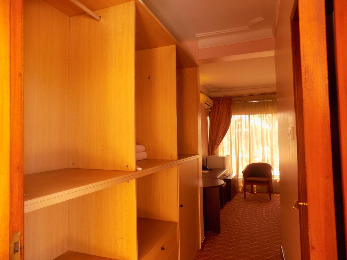 Entebbe Traveller'S Hotel エクステリア 写真