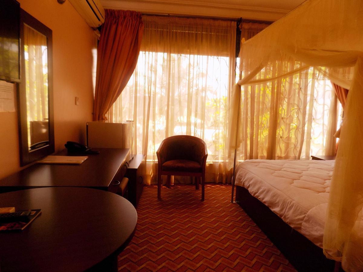 Entebbe Traveller'S Hotel エクステリア 写真