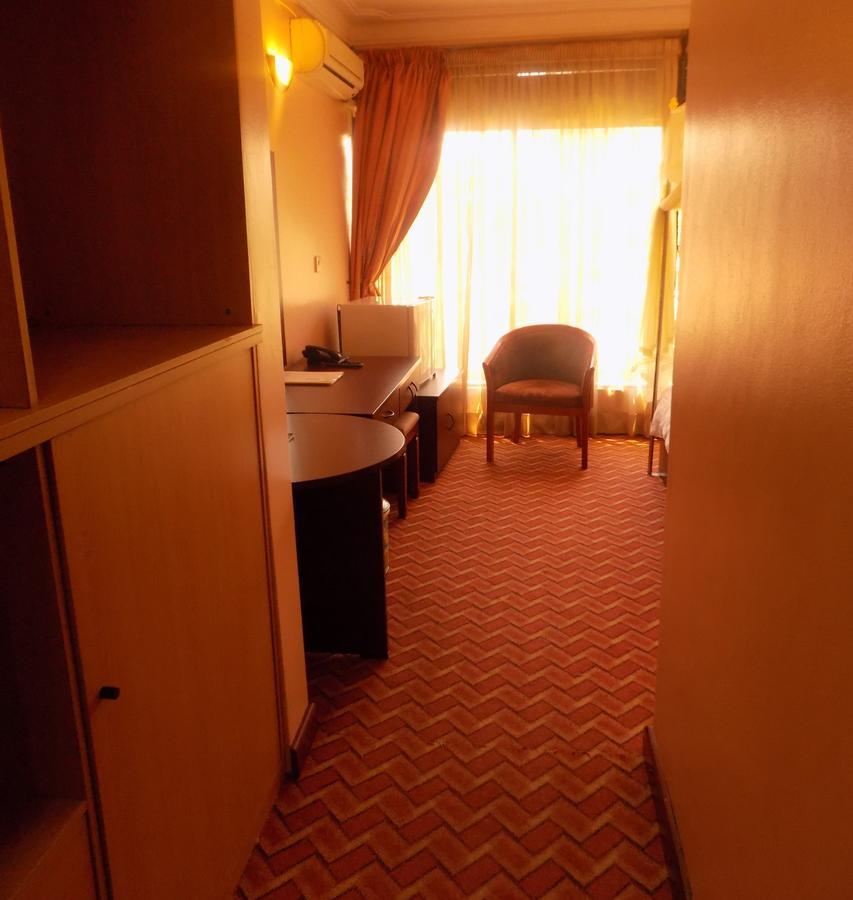 Entebbe Traveller'S Hotel エクステリア 写真