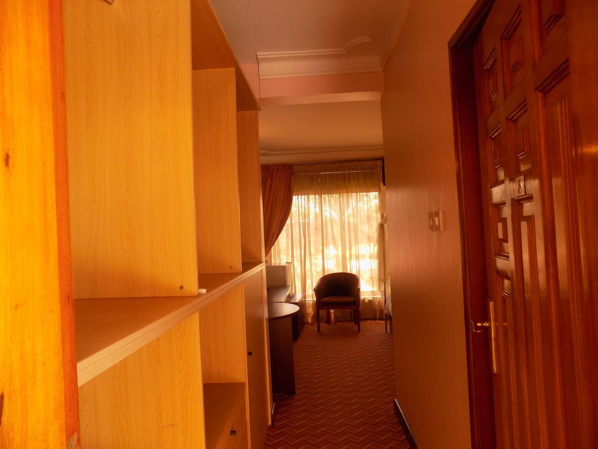 Entebbe Traveller'S Hotel エクステリア 写真